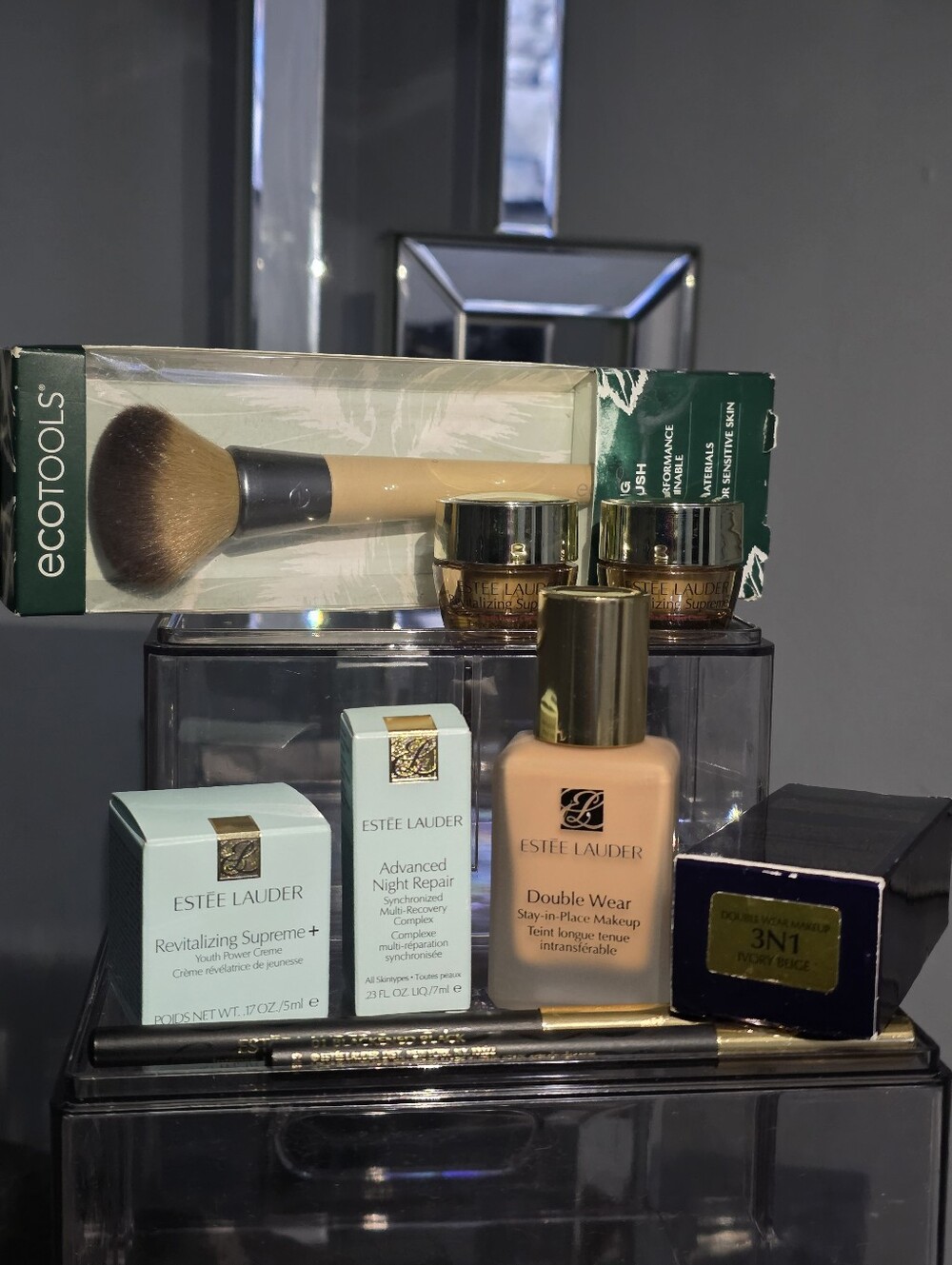 Estée Lauder 7-PC Luxury Beauty Box + FREE EcoTools Blending Brush Bonus!!!